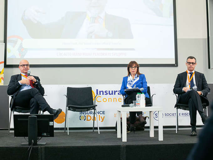 DUE APPROCCI DIVERSI AGLI ECOSISTEMI